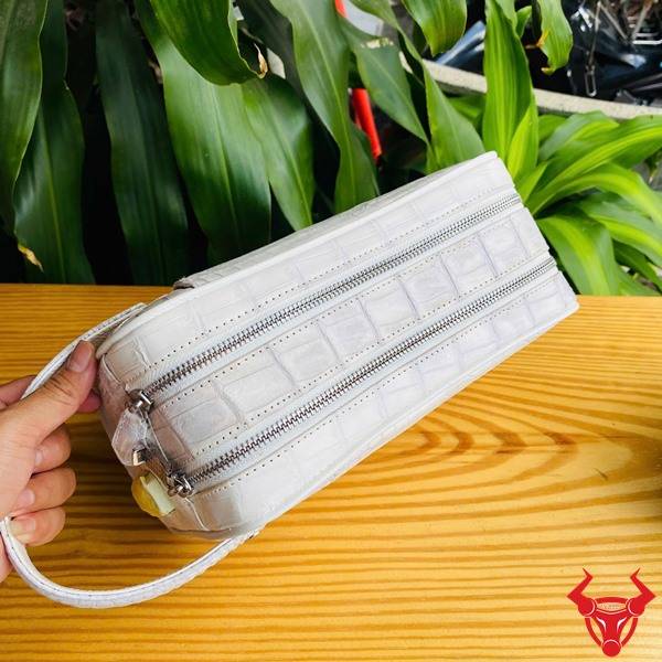 Túi Clutch xách tay da bụng cá sấu CGA8 màu bạch tạng cao cấp với hai ngăn khóa kéo.