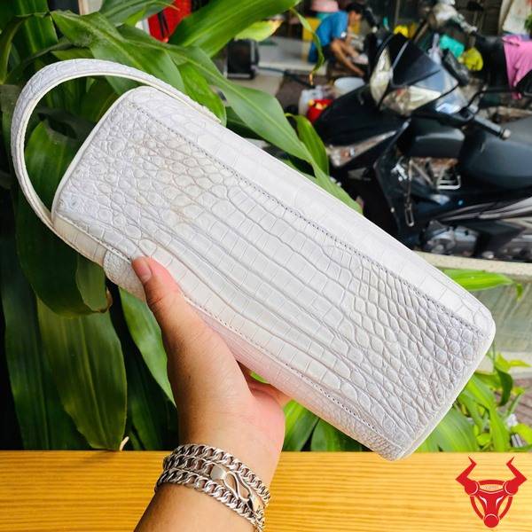 Clutch xách tay da bụng cá sấu CGA8 màu bạch tạng thiết kế hai ngăn khóa kéo tiện lợi.