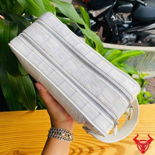 Clutch da bụng cá sấu CGA8 màu bạch tạng thời trang với hai ngăn khóa kéo.