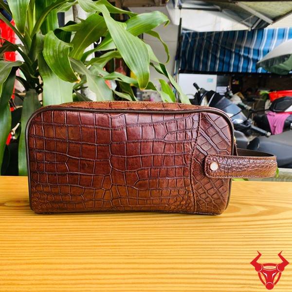 Túi clutch da bụng cá sấu CGA8 màu nâu đất dành cho doanh nhân với hai ngăn khóa kéo.