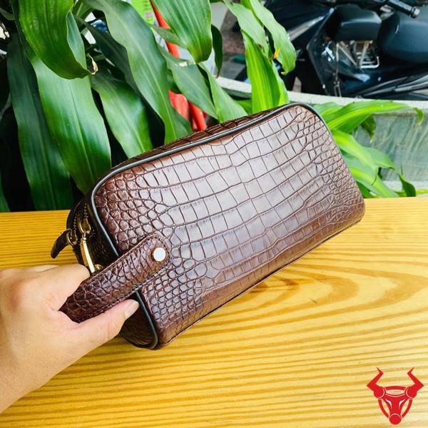 Clutch xách tay da bụng cá sấu CGA8 màu nâu đất thiết kế hai ngăn khóa kéo tiện lợi.