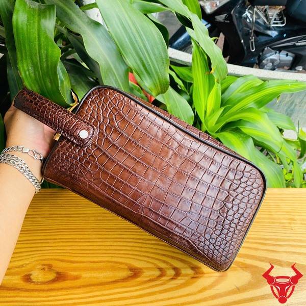 Clutch doanh nhân da bụng cá sấu CGA8 màu nâu đất cao cấp nhiều ngăn tiện dụng.