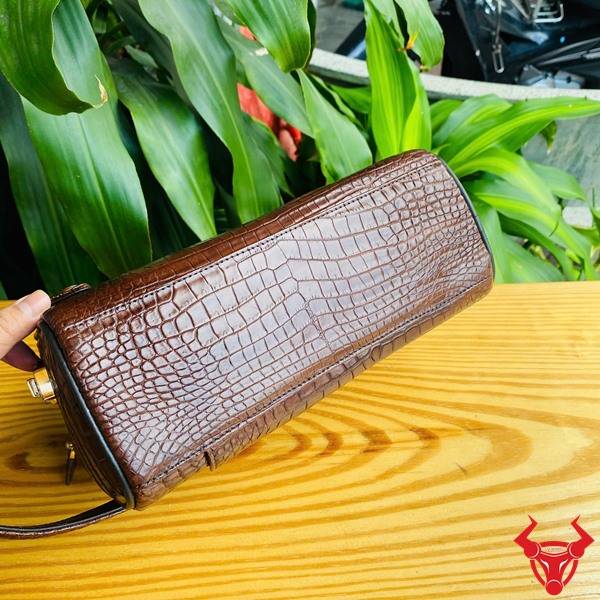 Clutch da bụng cá sấu CGA8 màu nâu đất chế tác tinh xảo với hai ngăn khóa kéo.