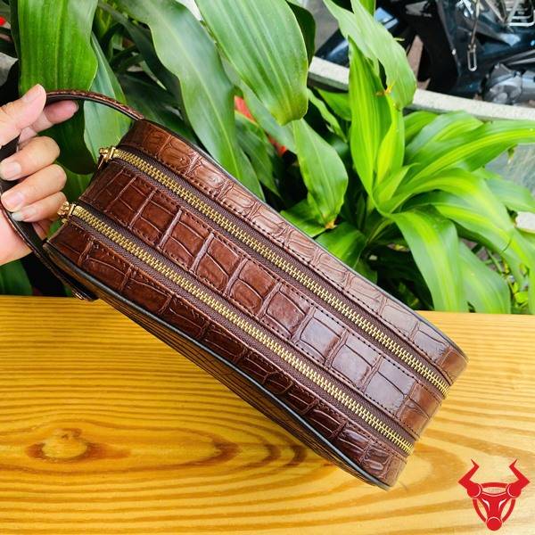 Clutch da bụng cá sấu CGA8 màu nâu đất hai ngăn khóa kéo dành cho quý ông.
