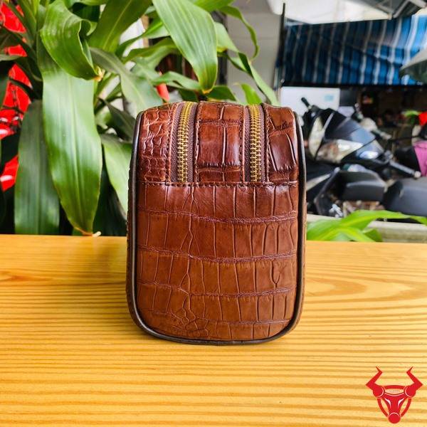 Túi clutch xách tay da bụng cá sấu CGA8 màu nâu đất thiết kế hiện đại cao cấp.