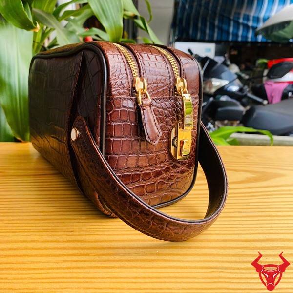 Túi clutch da bụng cá sấu CGA8 màu nâu đất sang trọng với thiết kế hai ngăn khóa kéo.