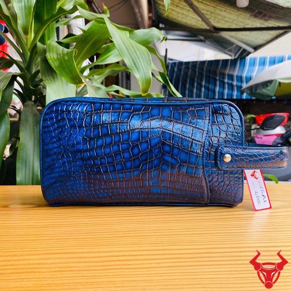 Clutch hộp da bụng cá sấu CGA8 màu xanh Patina sang trọng và tinh tế.