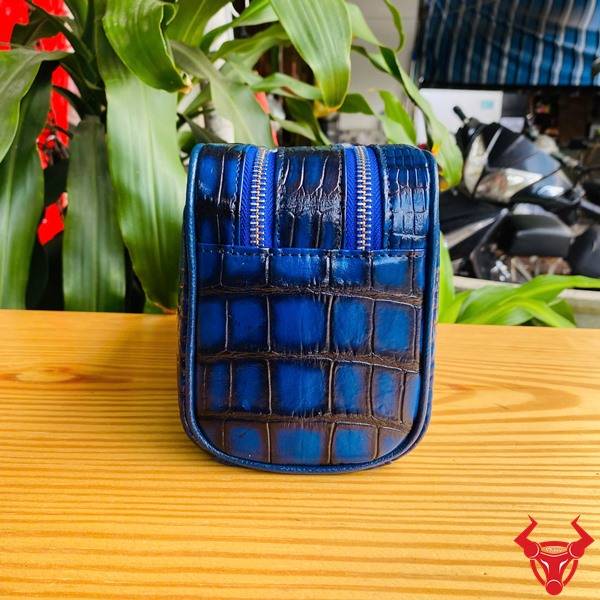 Túi clutch da bụng cá sấu CGA8 màu xanh Patina được hoàn thiện thủ công.