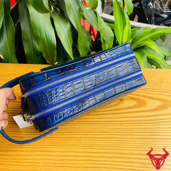 Túi clutch hộp da bụng cá sấu màu xanh Patina phong cách khác biệt.