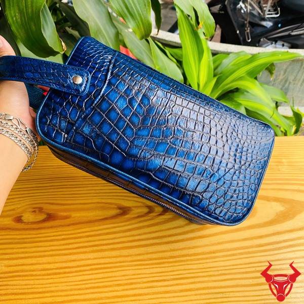 Clutch da bụng cá sấu Patina CGA8 màu xanh bí ẩn dành cho quý ông.