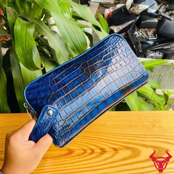 Clutch xách tay da bụng cá sấu CGA8 màu xanh Patina thiết kế hiện đại.
