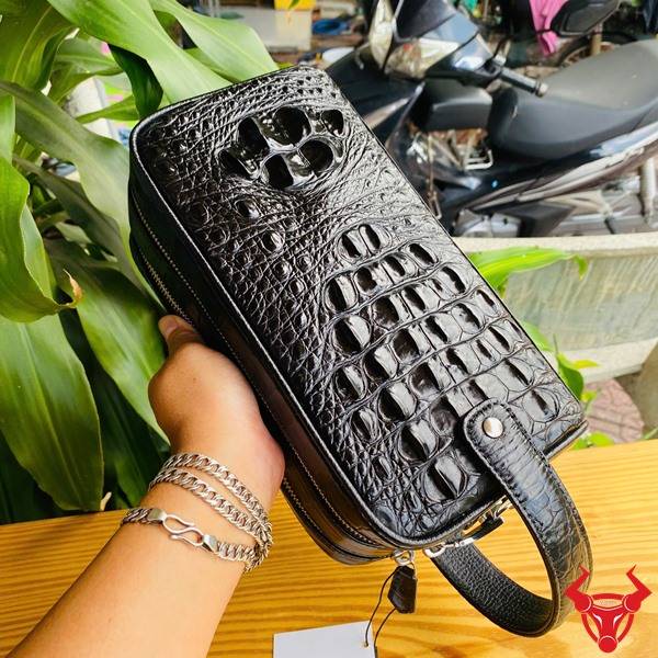 Clutch xách tay da gù lưng cá sấu CGA4 màu đen phong cách hiện đại.