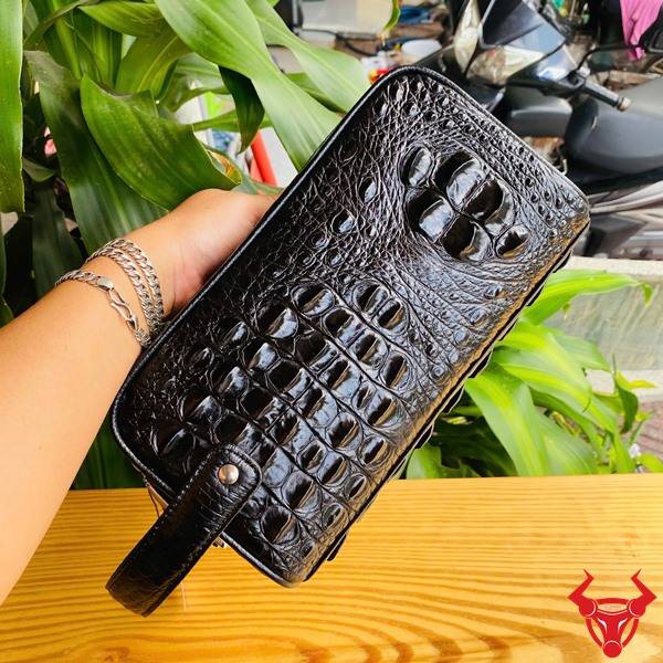 Clutch hộp da gù lưng cá sấu CGA4 màu đen phong cách cổ điển.
