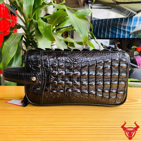 Túi clutch da gù lưng cá sấu CGA4 màu đen chế tác tinh xảo.