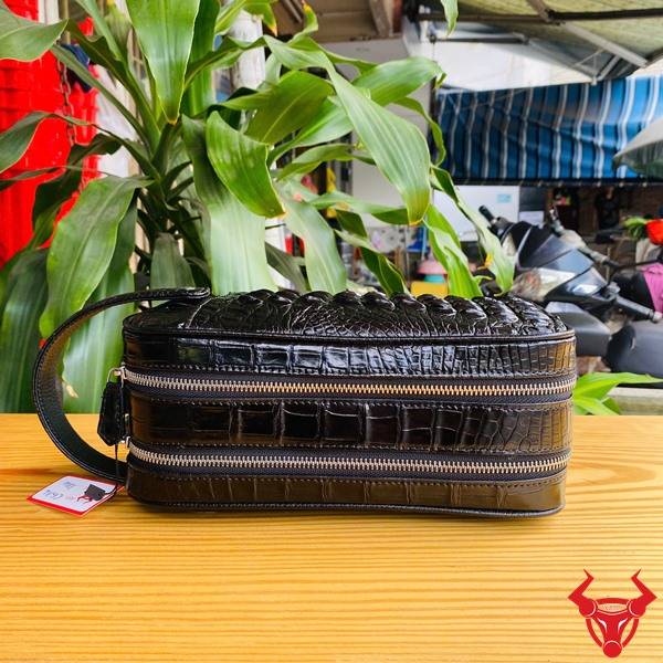 Túi clutch hộp da gù lưng cá sấu màu đen sang trọng và đẳng cấp.
