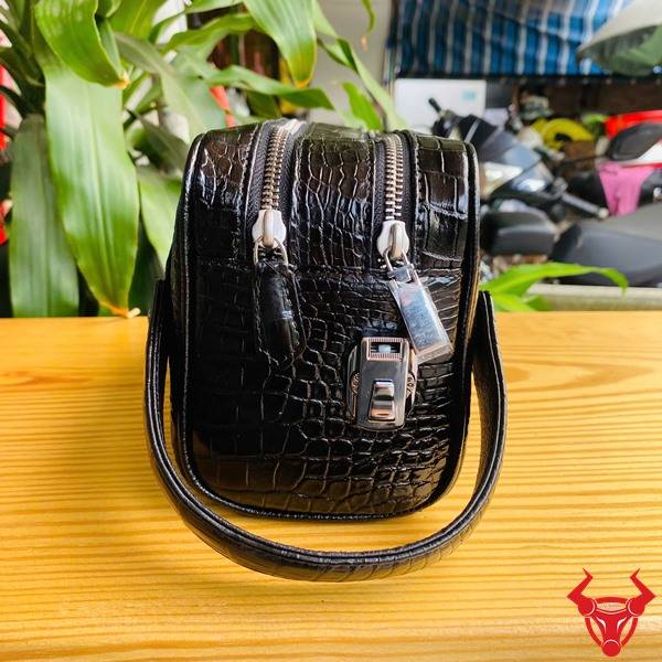 Túi clutch xách tay da bụng cá sấu CGA8 màu đen thiết kế hiện đại và tiện dụng.