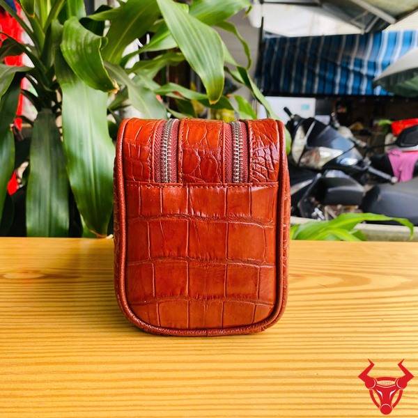 Clutch xách tay da bụng cá sấu CGA8 màu đỏ thiết kế hai ngăn khóa kéo tiện lợi.