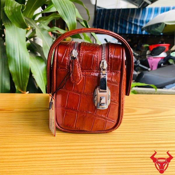 Clutch da bụng cá sấu CGA8 màu đỏ thời trang với hai ngăn khóa kéo.