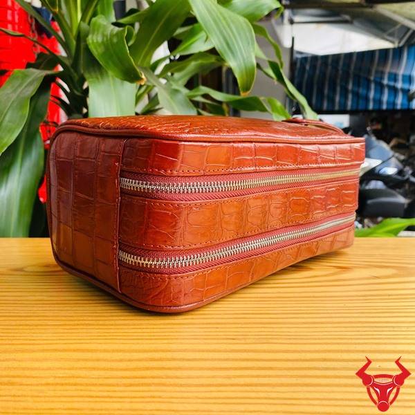 Clutch da bụng cá sấu CGA8 màu đỏ chế tác tinh xảo với hai ngăn khóa kéo.