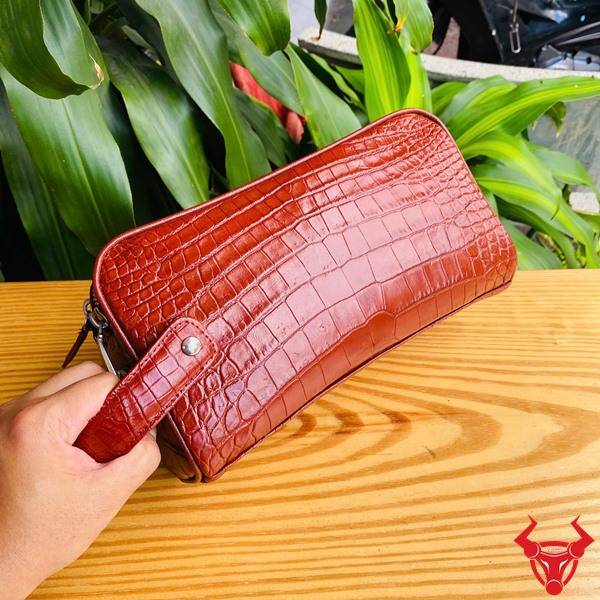 Túi clutch xách tay da bụng cá sấu CGA8 màu đỏ thiết kế hiện đại cao cấp.
