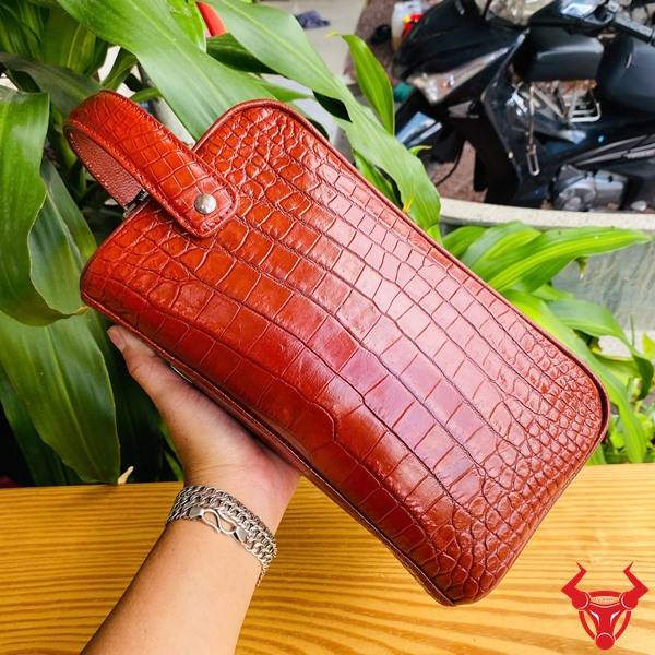 Túi clutch da bụng cá sấu CGA8 màu đỏ sang trọng với thiết kế hai ngăn khóa kéo.