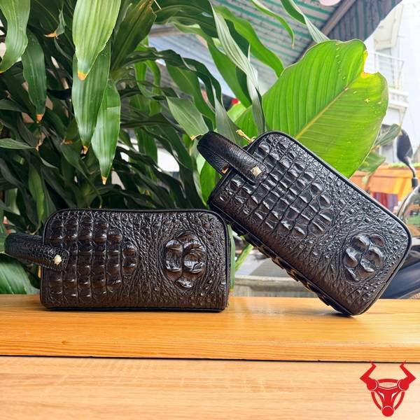 Clutch Hộp Xách Tay Da Gù Lưng Cá Sấu CGA4 Cao Cấp Clutch da gù lưng cá sấu CGA4 màu nâu đen nhiều không gian lưu trữ.
