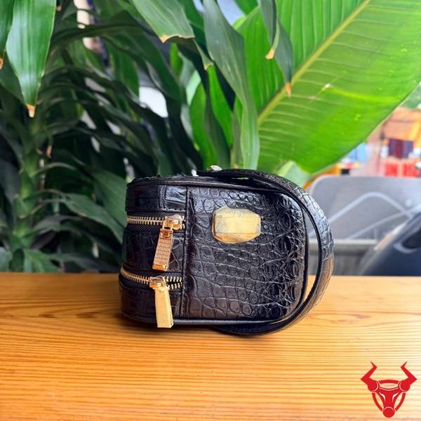 Clutch Da Gù Lưng Cá Sấu CGA4 Màu Nâu Đen Sang Trọng Túi clutch hộp da gù lưng cá sấu màu nâu đen sang trọng và đẳng cấp.