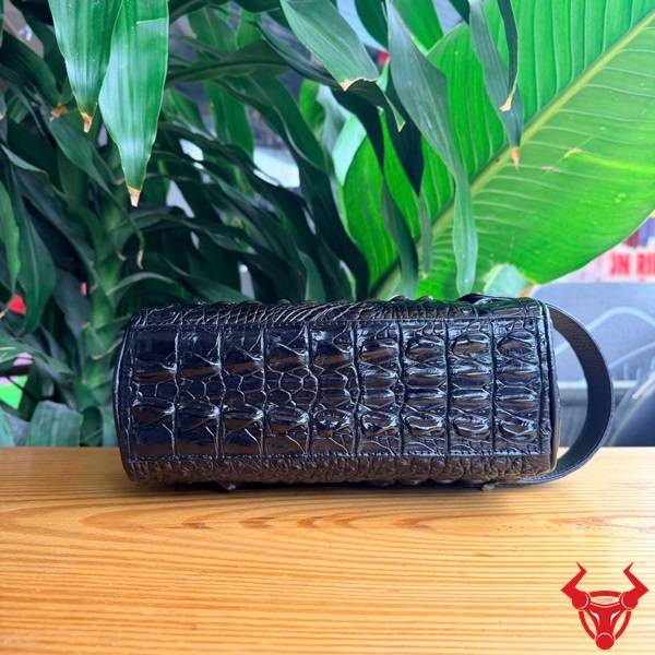 Túi Clutch Hộp Xách Tay Da Cá Sấu Gù Lưng CGA4 Màu Nâu Đen Cao Cấp Clutch xách tay da gù lưng cá sấu CGA4 màu nâu đen thiết kế hiện đại.