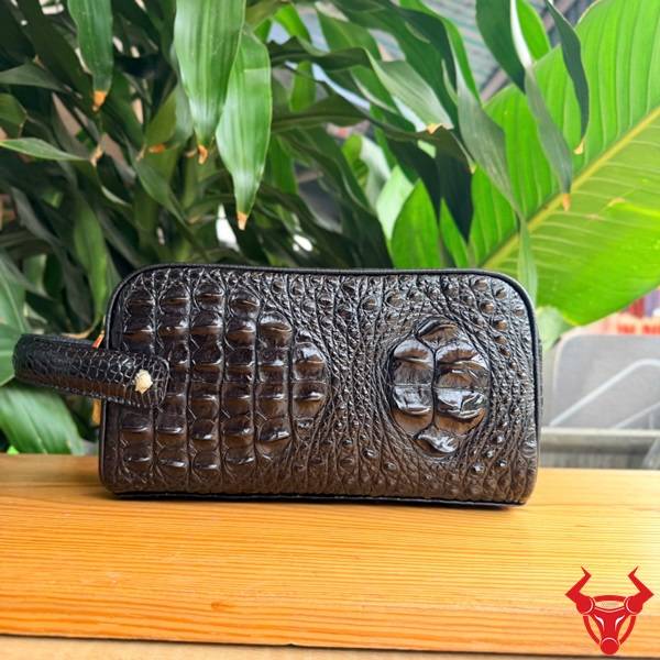Clutch Hộp Da Gù Lưng Cá Sấu CGA4 Phong Cách Lịch Lãm Clutch hộp da gù lưng cá sấu màu nâu đen cao cấp và tinh tế.