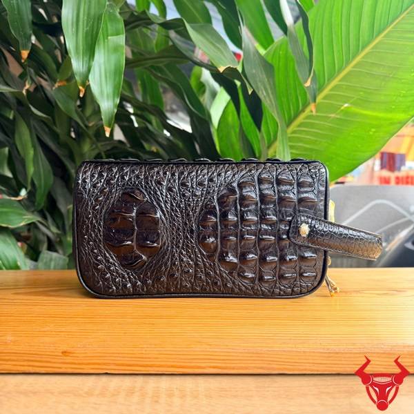 Clutch Da Cá Sấu Gù Lưng CGA4 Màu Nâu Đen Tiện Dụng Túi clutch da gù lưng cá sấu CGA4 màu nâu đen dành cho quý ông.