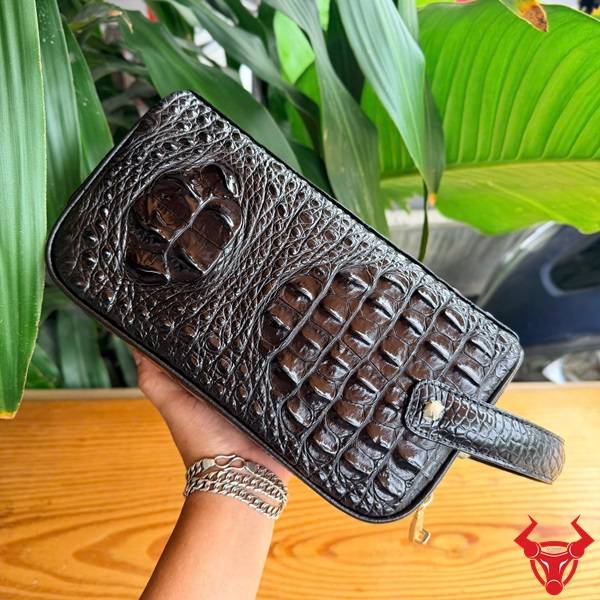 Túi Clutch Hộp Da Cá Sấu Gù Lưng Màu Nâu Đen Thời Trang Clutch hộp da gù lưng cá sấu CGA4 màu nâu đen với đường gù tự nhiên.