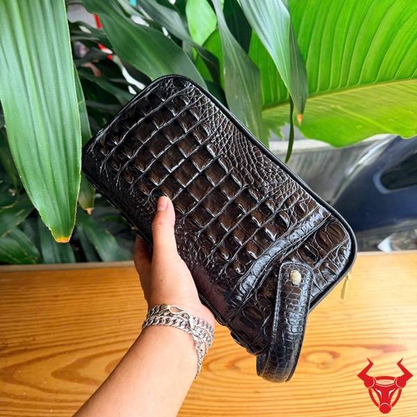Clutch Xách Tay Da Cá Sấu Gù Lưng Màu Nâu Đen Cao Cấp Túi clutch hộp da gù lưng cá sấu CGA8 màu nâu đen phong cách hiện đại.