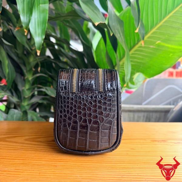 Túi Clutch Da Gù Lưng Cá Sấu CGA4 Màu Nâu Đen Chính Hãng Túi clutch da gù lưng cá sấu CGA4 màu nâu đen chế tác tinh xảo.