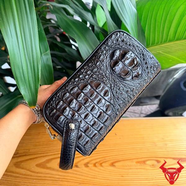 Clutch Da Gù Lưng Cá Sấu CGA4 Dành Cho Doanh Nhân Clutch hộp da gù lưng cá sấu CGA4 màu nâu đen sang trọng.