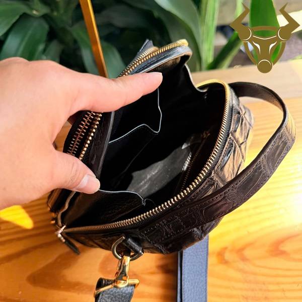 Mua Túi Xách Đeo Chéo Nam Da Cá Sấu Gù TVBA4 Chính Hãng Túi xách da cá sấu gù TVBA4 phong cách streetwear màu đen.