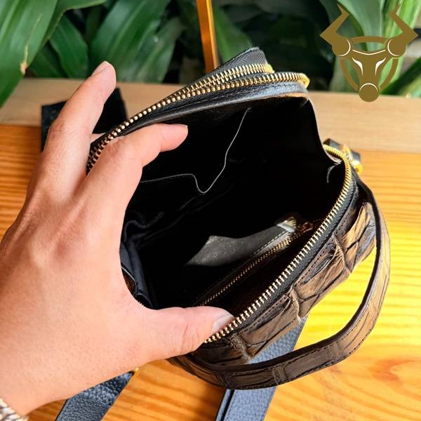 Túi Đeo Chéo Nam Da Cá Sấu Gù TVBA4 Nhỏ Gọn Năng Động Túi xách đeo chéo nam da cá sấu gù TVBA4 màu đen cao cấp.