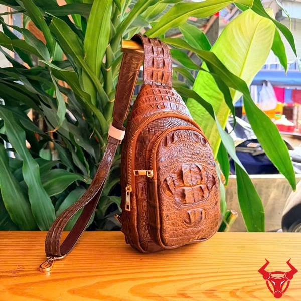 Túi da cá sấu gù TFA4 màu nâu đất sang trọng dành cho nam.