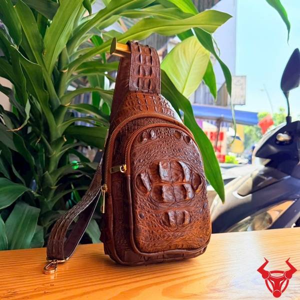 Túi đeo chéo da cá sấu gù TFA4 nhỏ gọn màu nâu đất.
