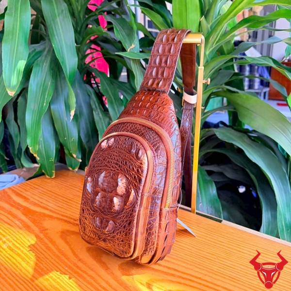 Túi đeo chéo da cá sấu gù TFA4 tiện dụng màu nâu đất.