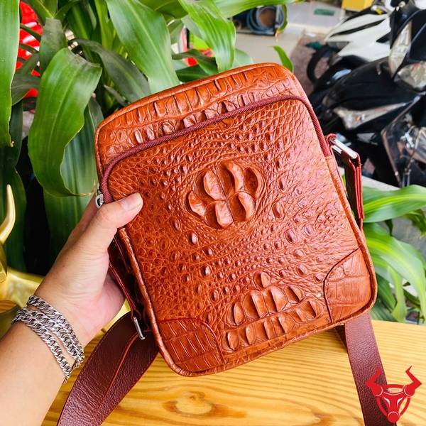 Túi đeo chéo nam da cá sấu gù TVA4 màu nâu đỏ sang trọng bền đẹp.
