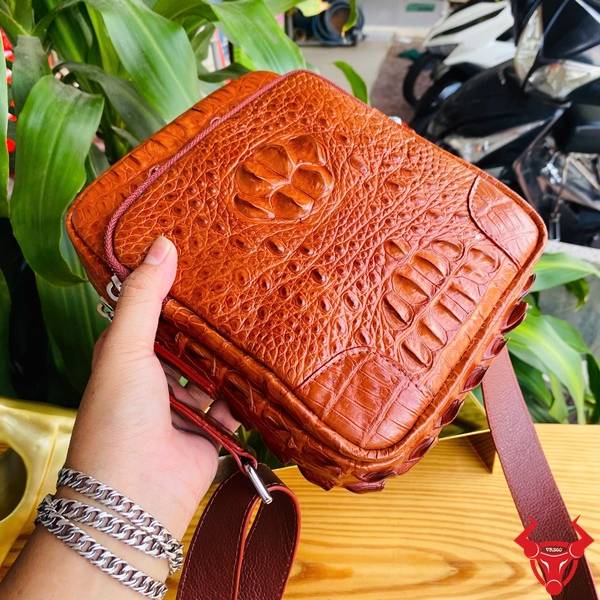 Túi đeo chéo nam da cá sấu gù TVA4 màu nâu đỏ cao cấp nhỏ gọn.