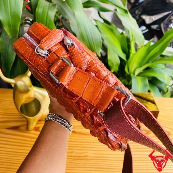 Túi đeo chéo da cá sấu gù TVA4 tinh xảo màu nâu đỏ cao cấp.