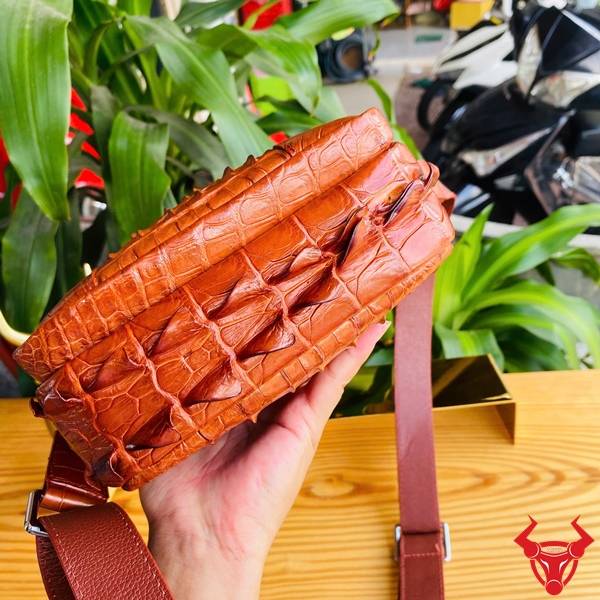 Túi da cá sấu gù TVA4 màu nâu đỏ sang trọng dành cho nam.