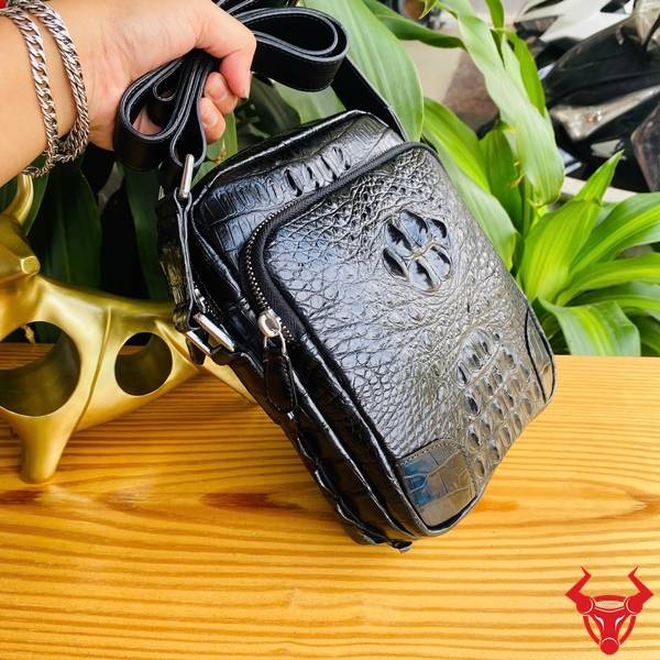 Túi đeo chéo da cá sấu gù TVA4 tinh tế thời trang màu đen.