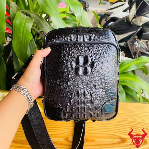 Túi da cá sấu gù TVA4 nhỏ gọn chuẩn form bền đẹp màu đen.