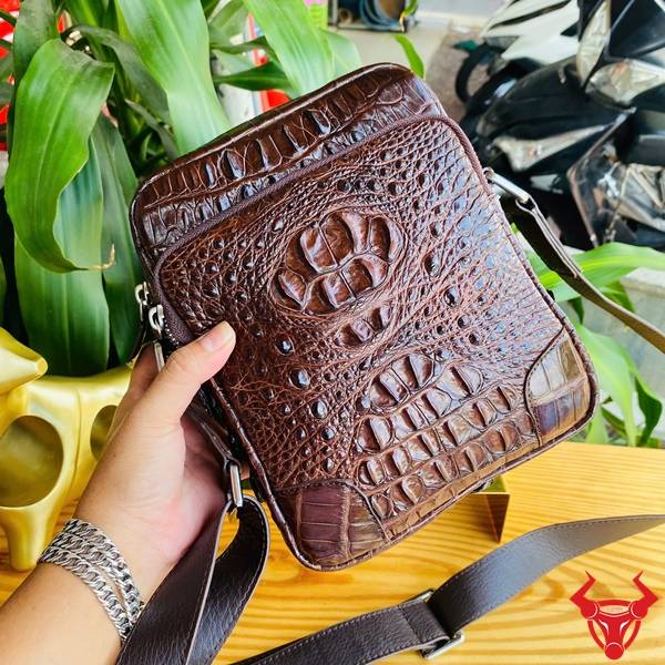 Túi đeo chéo da cá sấu gù TVA4 tiện dụng màu nâu đất.