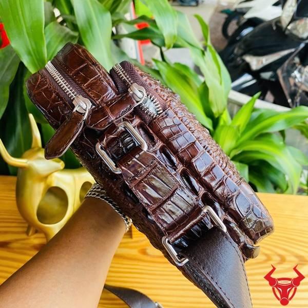 Túi đeo chéo nam da cá sấu gù TVA4 tinh xảo màu nâu đất.