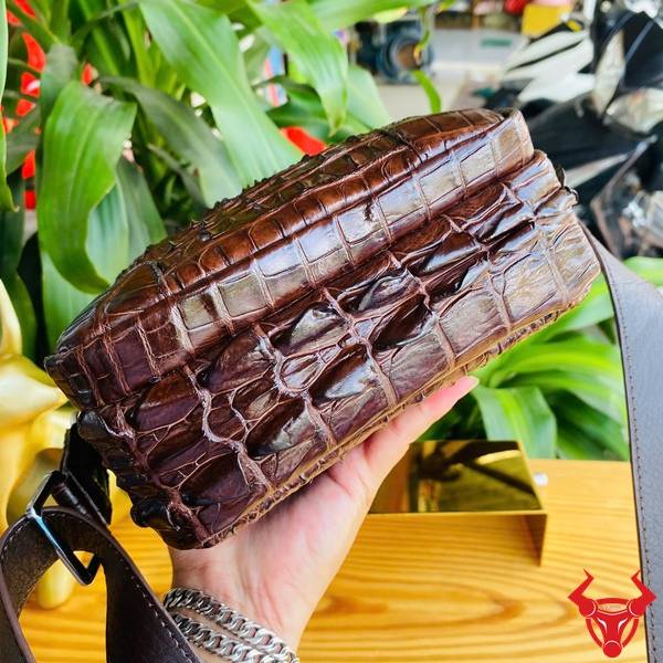 Túi da cá sấu gù TVA4 màu nâu đất chuẩn form bền đẹp.