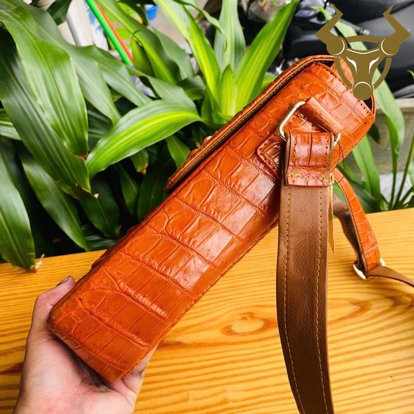 Túi đeo chéo nam da cá sấu gù TIBA4 màu vàng cam nhiều ngăn chứa.