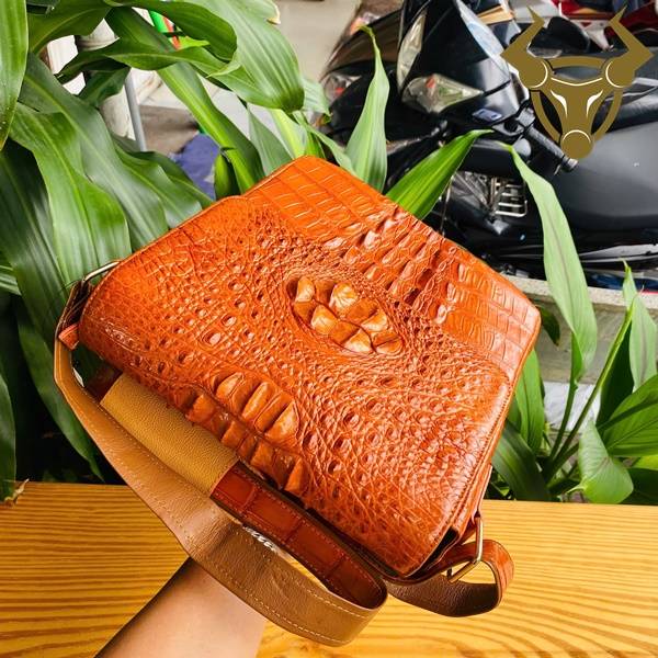 Túi đeo chéo da cá sấu gù TIBA4 màu vàng cam phong cách hiện đại.